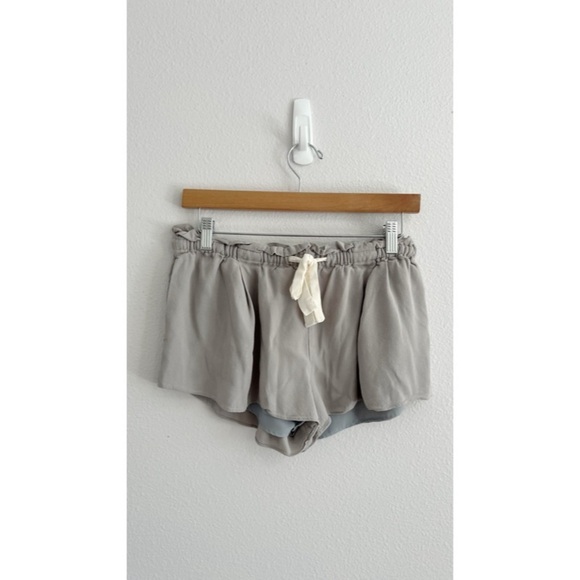Wilfred Aritzia Drawstring Montrouge Crepe Shorts in Gray M - Picture 2 of 10